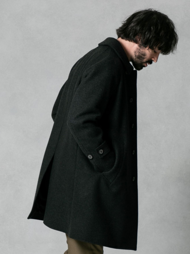 【メンズ】ミニマリストとして1着だけ残したコートは、やはり「黒のステンカラーコート」でした | 僕のちょうどいい暮らし